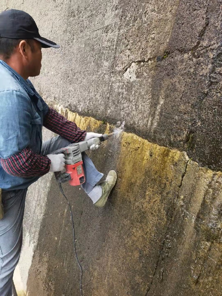 地下室建筑面澆完之后漏水怎么修？